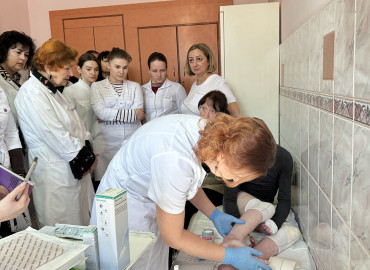 Медицинская команда фонда «Дети-бабочки» провела осмотр 70 пациентов с редкими и неизлечимыми заболеваниями кожи из Луганска