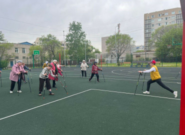 В Благовещенске старшее поколение бесплатно занимается северной ходьбой