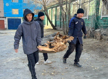 В Тыве студенты-волонтеры устроили уборку на территории Всероссийского общества инвалидов