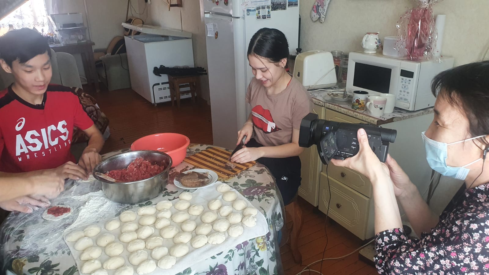 В приемной семье Даниловых из Горного района все вместе стряпают пирожки. Фото: предоставлено Международным детским фондом «Дети Саха-Азия».