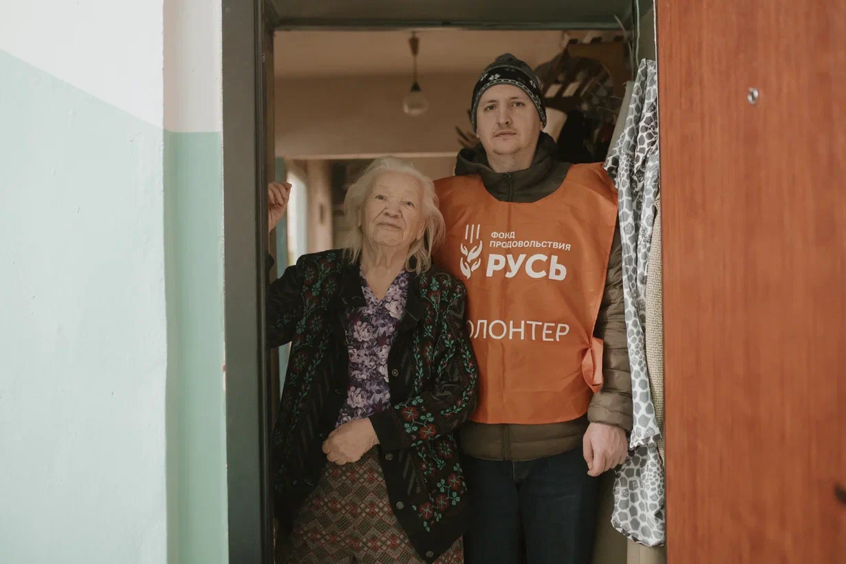 Волонтеры банка еды «Русь» приносят продукты, чтобы Антонина Глебовна смогла сэкономить деньги для ремонта своей скромной квартиры. Фото: предоставлено фондом «Банк еды «Русь»