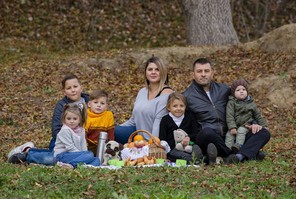На фото - президент СРОО "Нас много" Татьяна Козловская с семьей