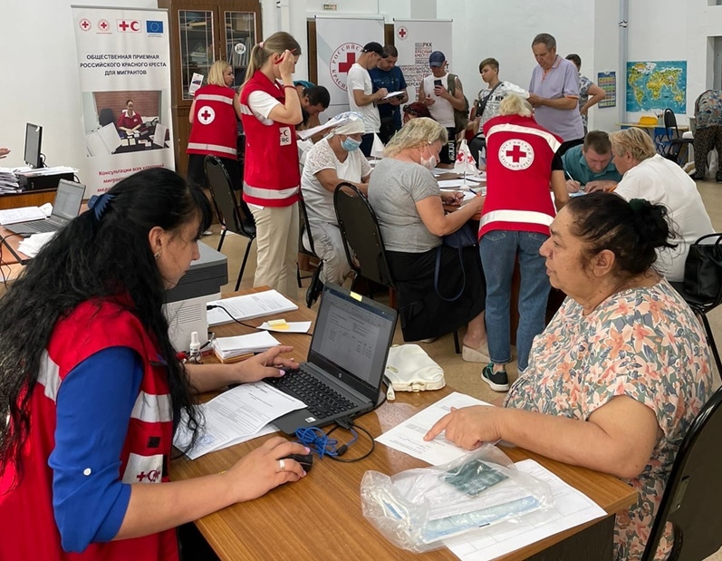 Волонтеры Российского Красного Креста помогают беженцам. Фото: РКК. 