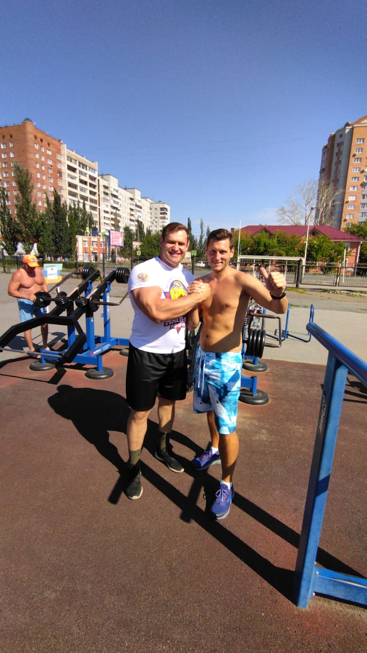 Антон с Михаилом Шевляковым, одним из сильнейших людей планеты. Фото из личного архива героя статьи
