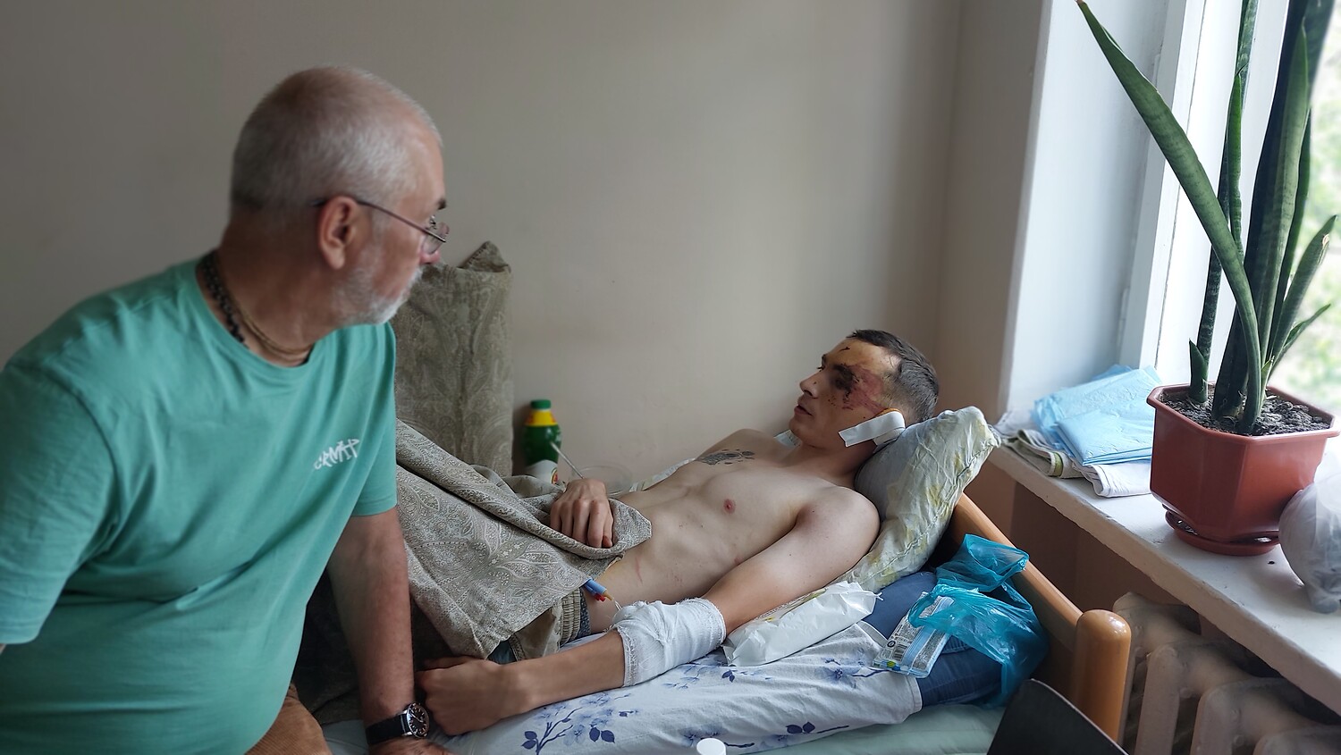 Валерий Долгополов навестил Андрея в больнице.  Фото: предоставлено МБОО "Пища Жизни". 