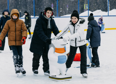 Массовое катание на коньках организовали для семей особенных детей в Царицыно