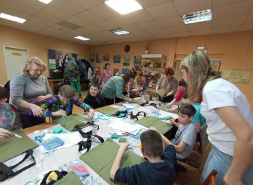 В Нижнем Новгороде волонтеры организовали мастер-класс по росписи сумок для детей с ДЦП