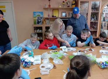 В Нижнем Новгороде волонтеры научили готовить особенных детей полезные сладости