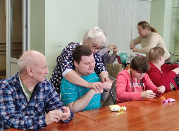 Серебряные волонтеры провели творческие занятия для людей с инвалидностью в Подмосковье