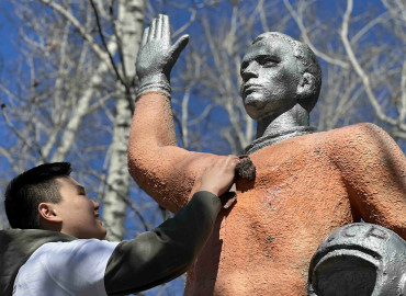 В Тыве молодежные активисты провели субботник у памятника Юрию Гагарину