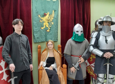 Выставку воссозданной средневековой одежды и оружия открыли в Зеленогорске