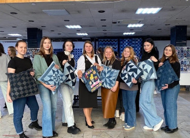 «Все оттенки денима»: в Краснодаре волонтеры обучили всех желающих шить нужные вещи из ненужной джинсы