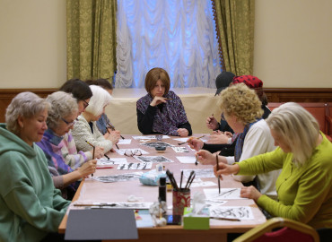 "Искусство в помощь медицине": в музее "Царицыно" в Москве психологи и художники проводят бесплатные мастер-классы для женщин, столкнувшихся с раком молочной железы