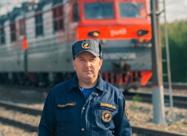 Маленький синий трактор, упираясь изо всех сил, тащит на себе горящий локомотив: как пожарный из Нижегородской области спас от взрыва нефтеналивной состав