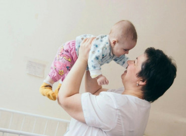Как "больничные мамы" в Нижнем Новгороде помогают малышам-сиротам выздоравливать