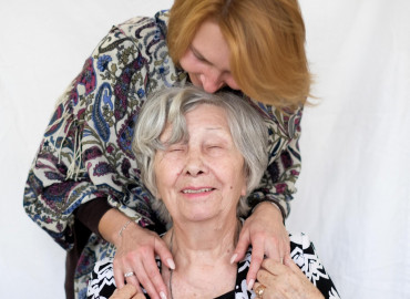 Кризисные центры и "горячие линии" для пожилых: как решить проблему пренебрежения и жестокости по отношению к старшим
