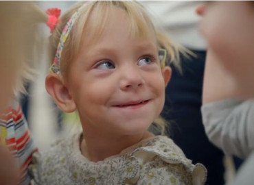 «Алиса очень любит слышать»: благотворительный фонд "Кораблик" помогает маленькой девочке вернуть слух