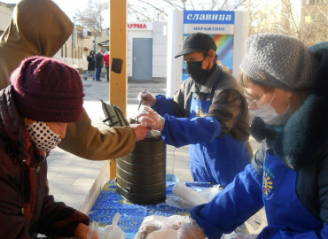 "Не кормим, а угощаем": в Волгоградской области возобновил работу проект по раздаче горячей еды нуждающимся