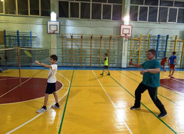 Мамы не на лавочках: в Бердске стали обучать игре в бадминтон родителей вместе с юными спортсменами