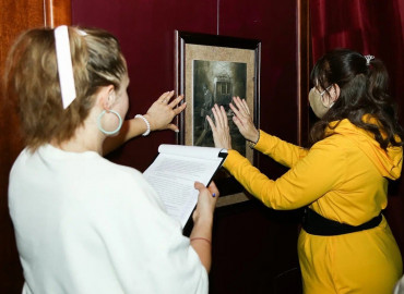 "Прикоснись к искусству": в Москве открылась выставка тактильных картин, посвященных роману «Мастер и Маргарита»