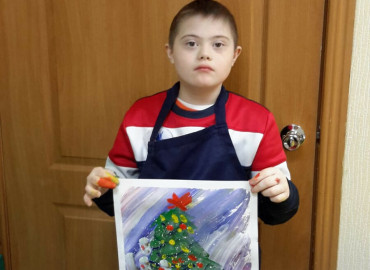 «Алешкина елка»: рисунок мальчика с Синдром Дауна стал новогодней поздравительной открыткой Красноярского центра лечебной педагогики