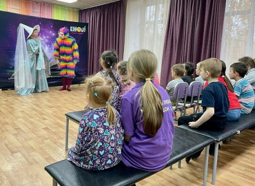 Интерактивные спектакли, рассказывающие об экологии и правилах дорожного движения, показали детям-сиротам в Перми