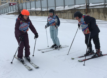 Пенсионеров Москвы научат кататься на горных лыжах