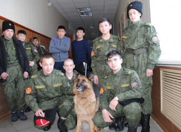 Алтайский клуб собаководства «Альфа» учит детей обращаться с животными