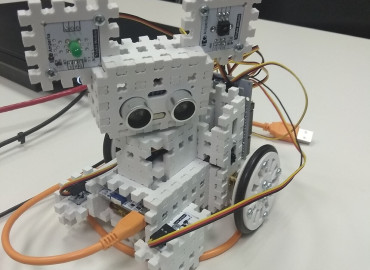 Робот «Няша» учит детей из детских домов программированию