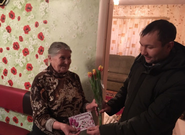«Поздравь бабушку с 8 Марта!»: волонтеры АНО «Аура» поздравили женщин в селе Альменево