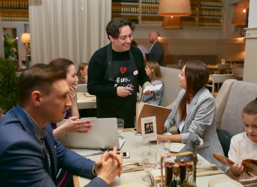 561 тыс. рублей собрали звезды для детей с диабетом на благотворительном ужине в Красноярске