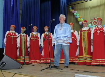 Гастроли радости: в Санкт-Петербурге и Ленинградской области волонтеры радуют жителей соцучреждений песнями и плясками