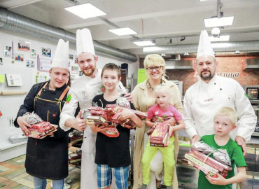 Для многодетных семей Новосибирска организовали кулинарный мастер-класс по приготовлению шоколадного фондана