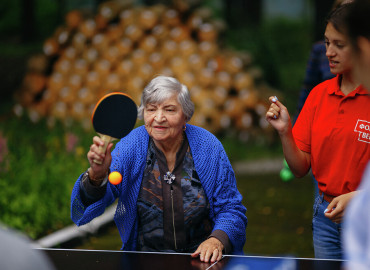 В Твери пожилым людям подарили новую площадку для отдыха
