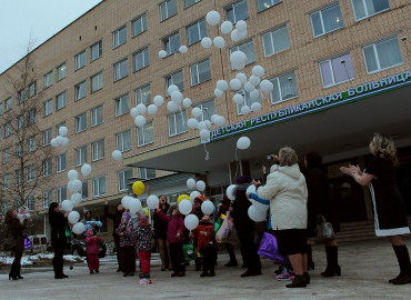 В России включат фиолетовую подсветку в поддержку семей с недоношенными детьми