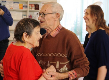 "Возможность семье побыть семьей": пожилых с деменцией поздравили с наступающими праздниками в альцгеймер-кафе Саратова