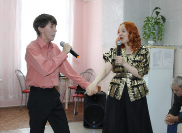 "Особенные" артисты-волонтеры из Челябинска познакомились в НКО и теперь вместе поют в домах-интернатах