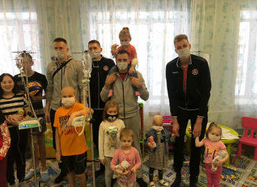 Больше, чем лекарства: игроки «Локомотива» организовали праздник для маленьких пациентов новосибирского онкоотделения