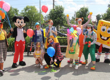 Больничные клоуны устроили дискотеку с оркестром для тяжелобольных детей из Челябинска