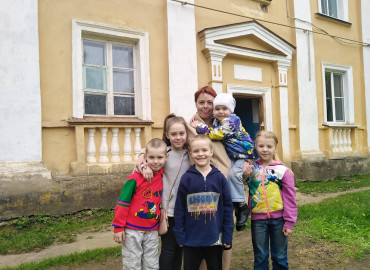 Благотворительный фонд помог жительнице Тверской области вернуть пятерых детей, полгода проживших в приюте из-за отца-тирана