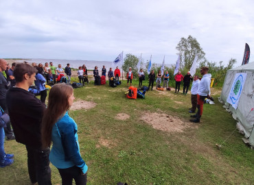 Петербургские волонтеры очищают от мусора берега озера Ильмень в Новгородской области