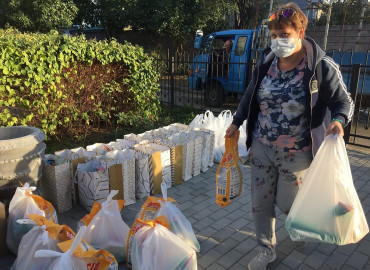 «Коло добродетели» раздают гуманитарную помощь многодетным семьям поселков Севастополя