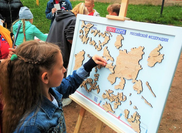 А вы знаете географию? В Удмуртии школьники изучают родной регион с помощью необычной спилс-карты