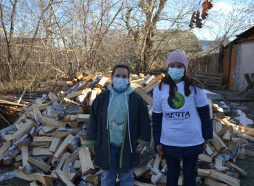 В Челябинске волонтеры отвезли грузовик дров в приют для бездомных, который в одиночку открыла местная жительница