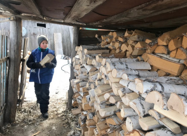 Юные волонтеры делают заготовку дров для стариков Челябинской области