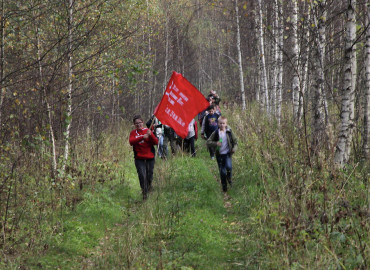16 километров по лесным дорогам: В Калужской области дети с родителями ходят в патриотические походы