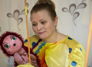 Актриса Курганского театра кукол приходит в дома к больным детям, чтобы показать спектакль для одного единственного зрителя