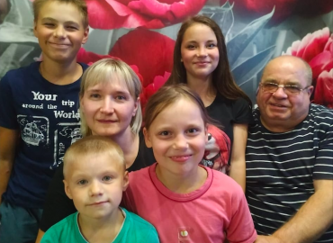 «Я готова была ехать на край света, лишь бы найти деток»: история приёмной семьи из Екатеринбурга