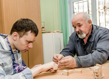 В Оренбурге люди с ментальной инвалидностью обучаются ручному труду в Мастерских