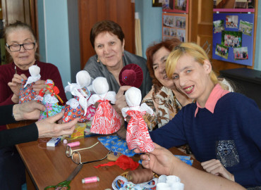 Алтайские общественники помогают онкобольным бороться с депрессией без таблеток: в «Творческой аптечке» делают кукол-желанниц и «лечат» музыкой